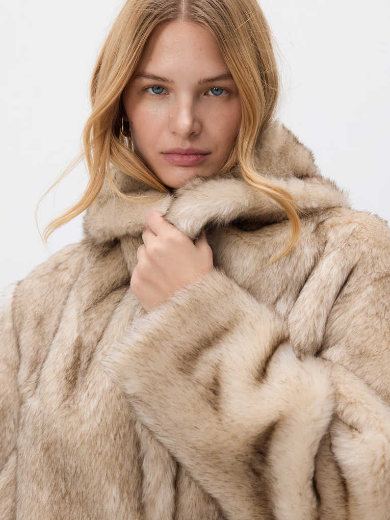 Reserved ima super faux fur kaput na sniženju (nalikuje onom rasprodanom iz Zare)