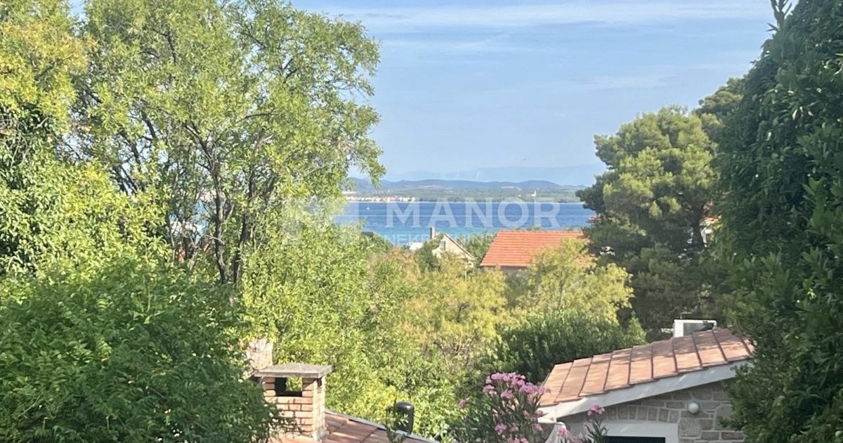 Prilika: Kamena kuća s dvije stambene jedinice na Zlarinu blizu mora