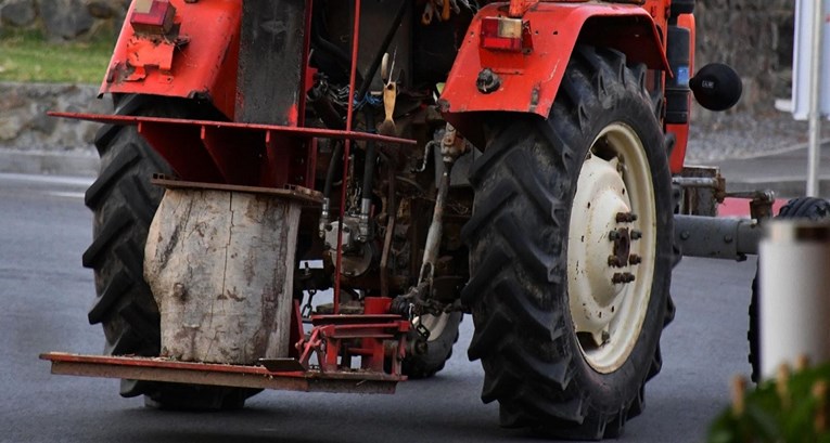 Mladić (26) traktorom bježao policiji u Požegi