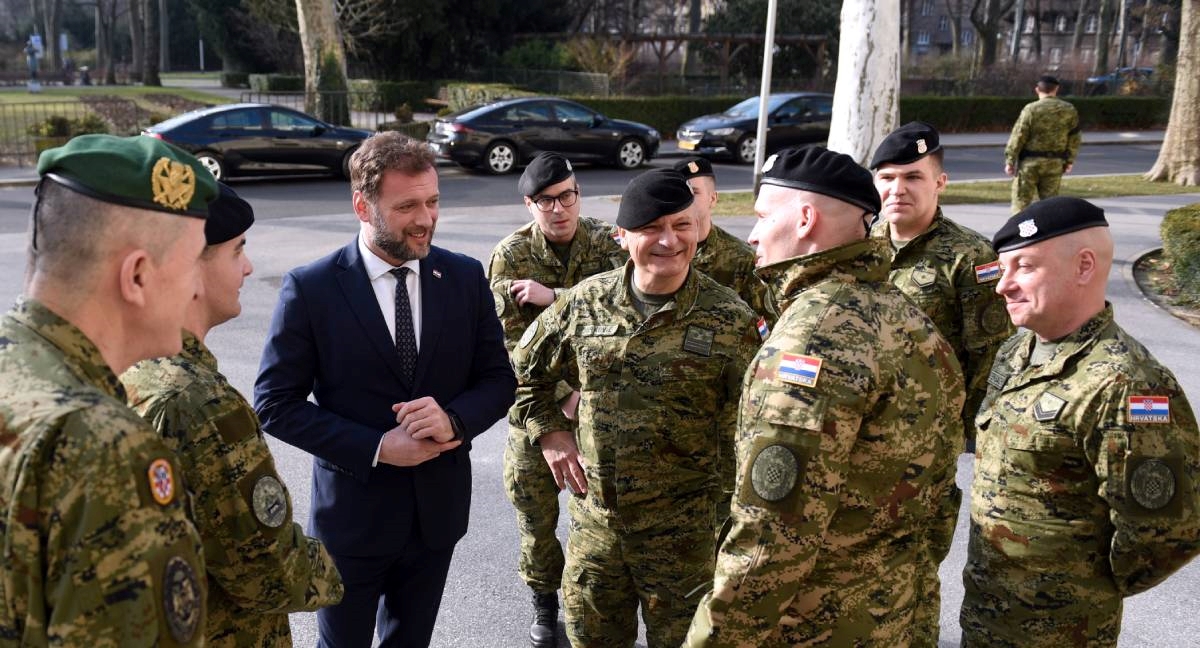 Hrvatski vojnici vratili se iz Poljske, s njima bio i kapelan. Banožić ih nahvalio
