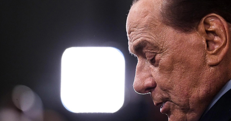 Berlusconi zaražen koronom, ima poteškoća s disanjem