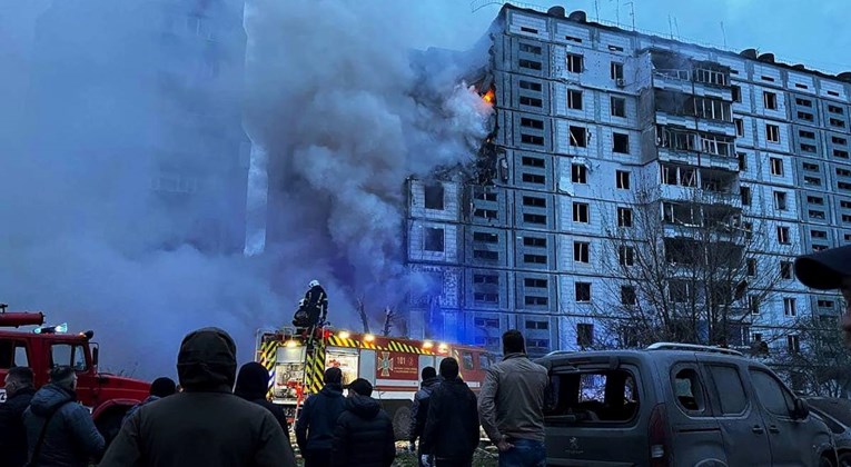 Rusija raketirala stambenu zgradu, 23 mrtvih. Putin uveo doživotnu kaznu za izdaju