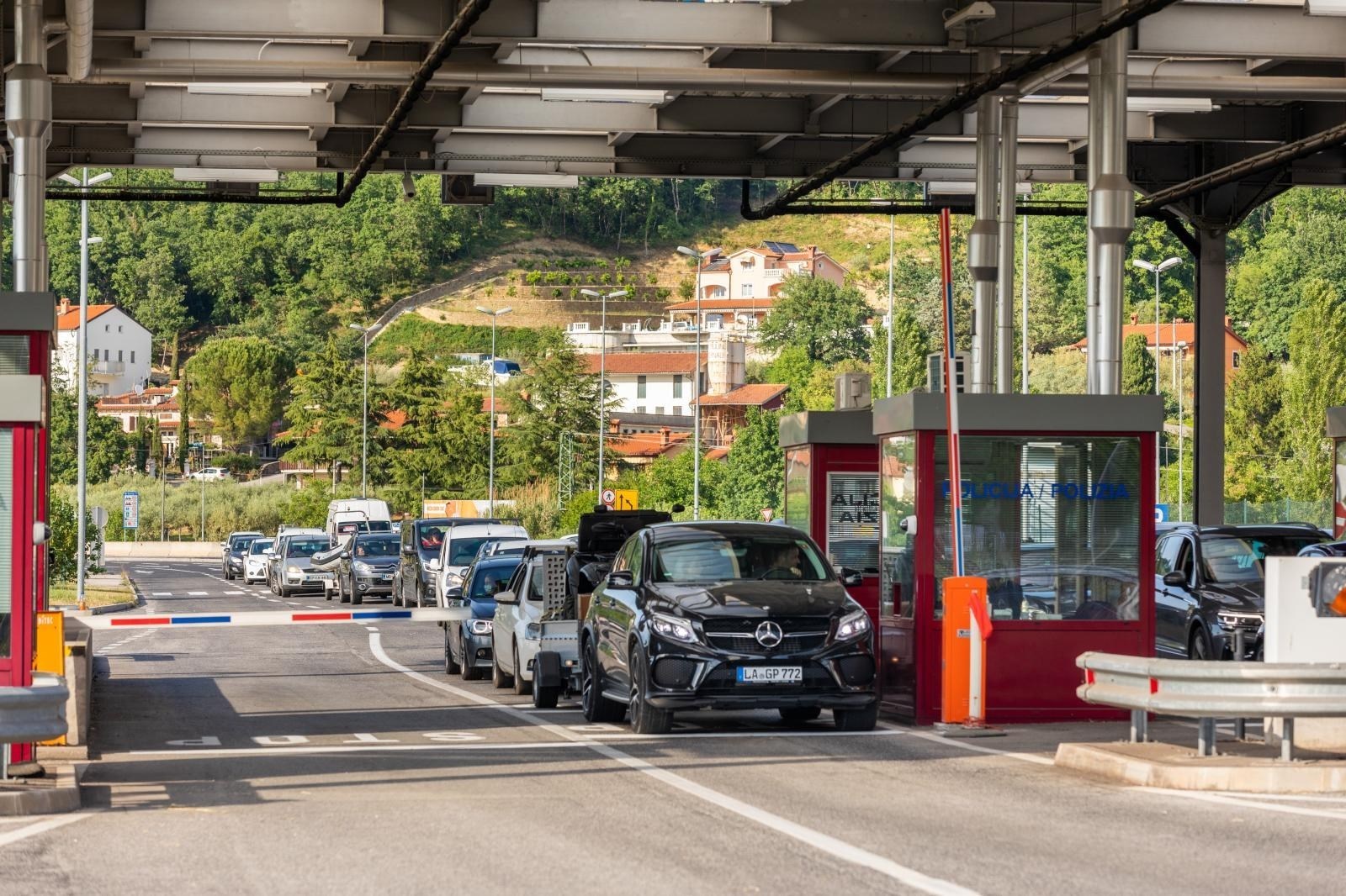 Za tranzit kroz Sloveniju nije potrebna covid-potvrda, za ostanak je