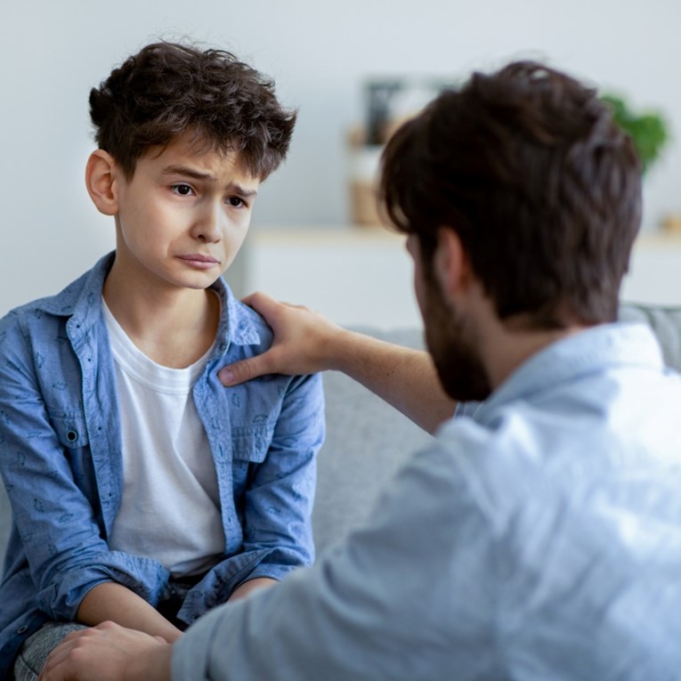 Pet ključnih razlika između strogog i toksičnog roditeljstva