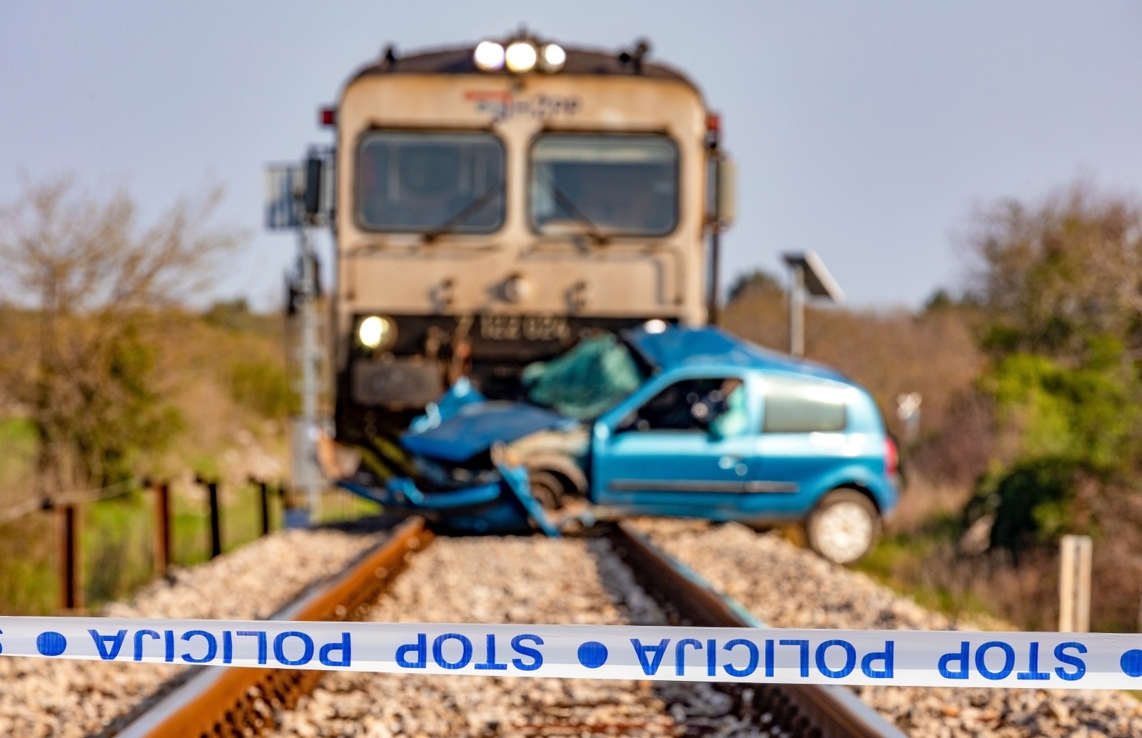 Poginuo mlađi muškarac u Istri. Vlak naletio na auto, smrskao ga i vukao