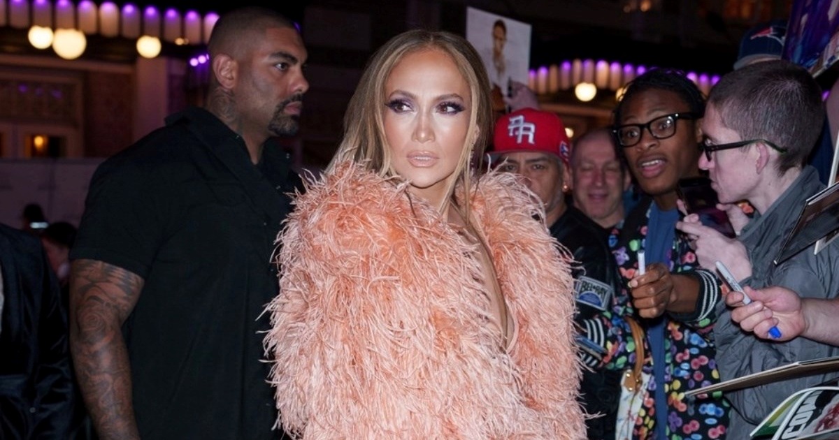 Jennifer Lopez plijenila pažnju u New Yorku, nosila pernatu jaknu boje breskve