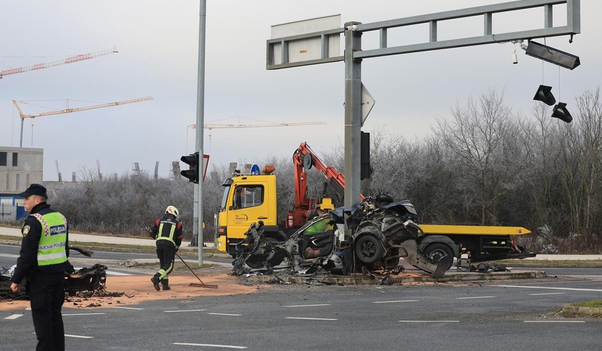 Nesreća na raskrižju u Velikoj Gorici. Auto potpuno smrskan, vozač prevezen u bolnicu