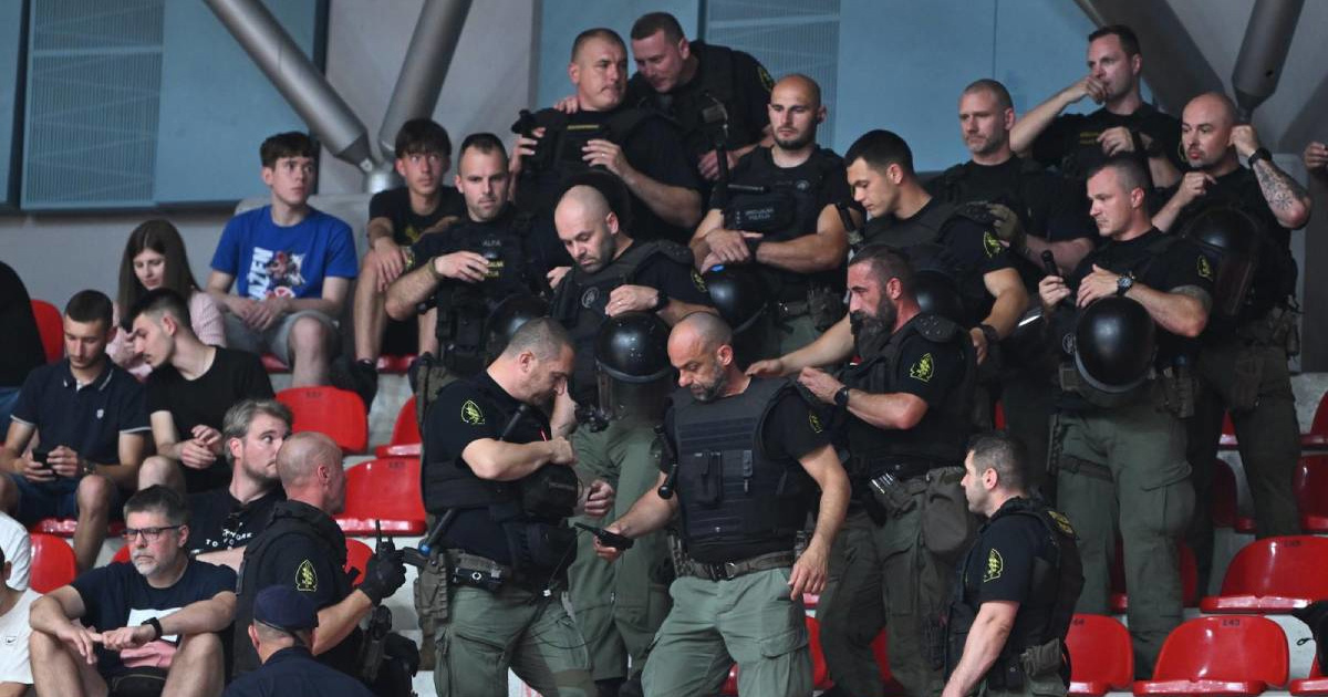 FOTO Devet uhićenih zbog nereda na utakmici Cibone i Zadra. Ozlijeđena tri policajca