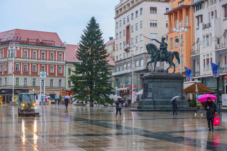 Na Trg bana Jelačića postavljena jela visoka 16 metara