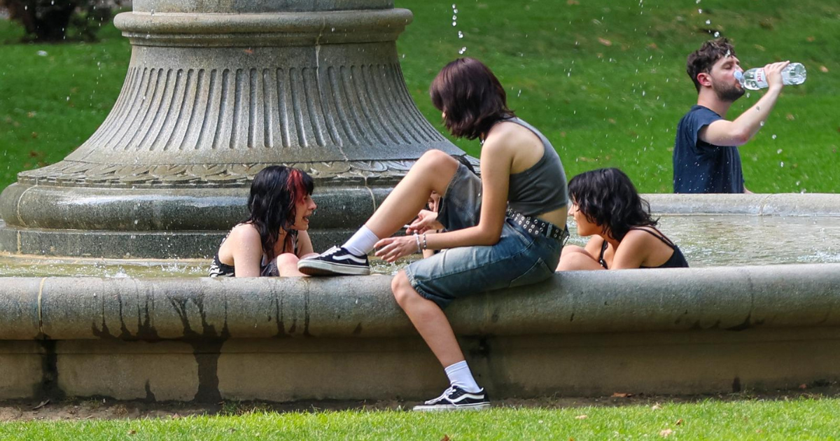 Zagrepčani spas od vrućina potražili u fontani na Zrinjevcu