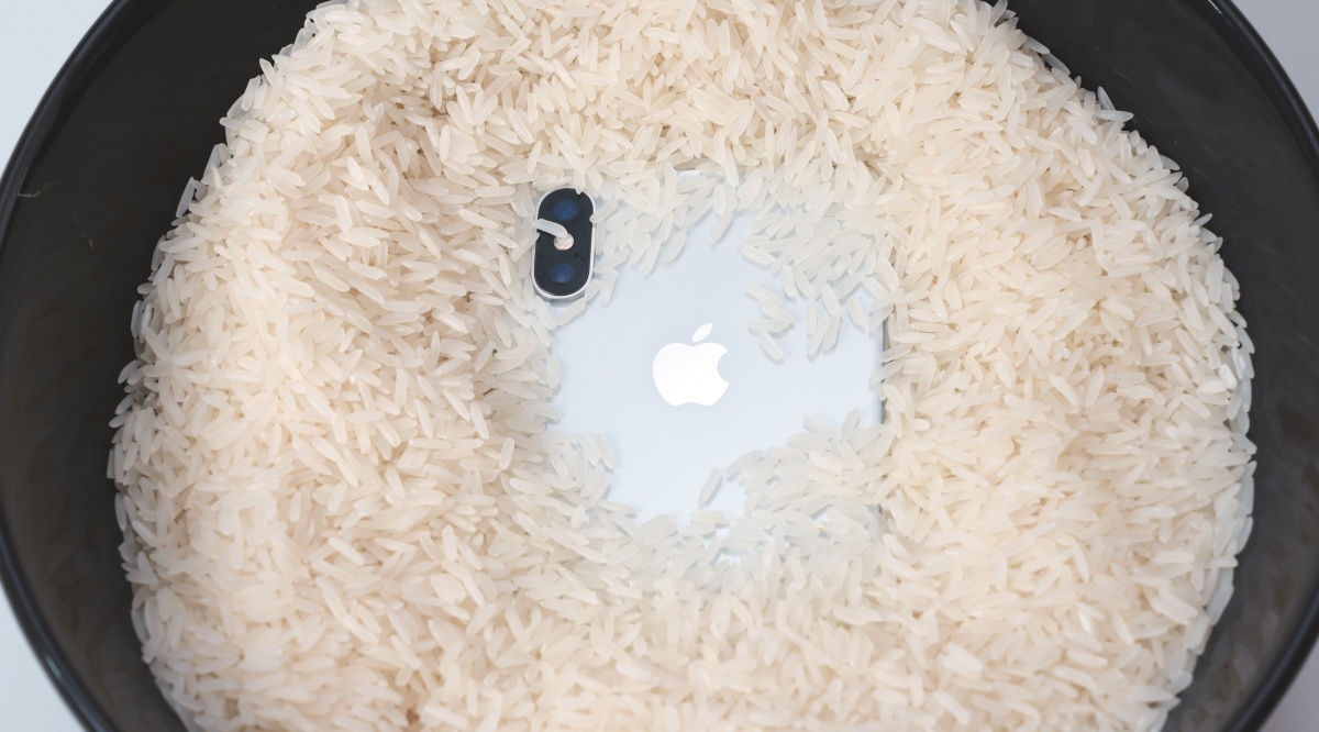 Stavljate mobitel u rižu? Prestanite odmah, upozorava Apple