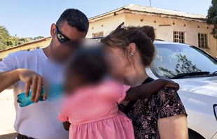 VIDEO Hrvati s djecom napustili Zambiju i sletjeli u Dubai. Pogledajte snimku susreta