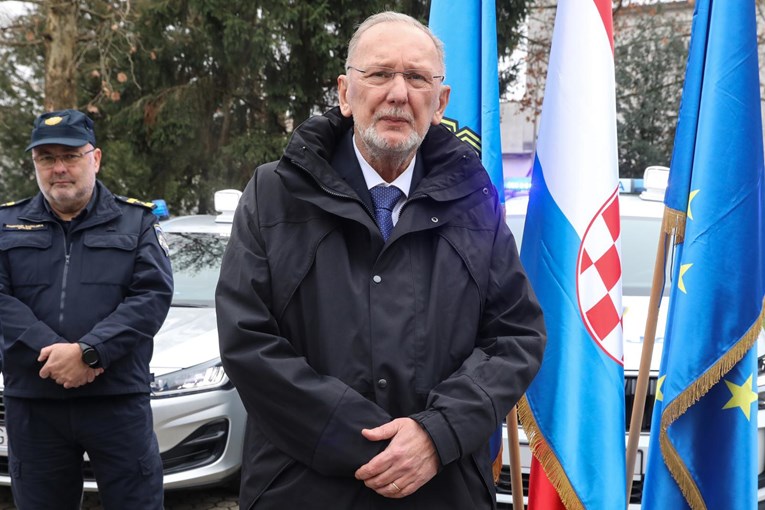 Božinovića pitali o peticiji za zabranu klečavaca: "Ne razmišljam u tom smislu"