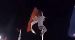 VIDEO Mladić se u Požegi popeo na jarbol i skinuo srpsku zastavu