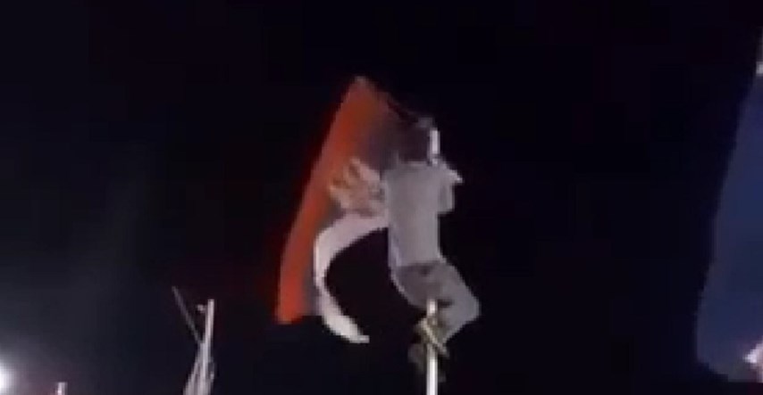Mladić u Požegi skinuo srpsku zastavu. Zamjenik županice: To je vandalski čin