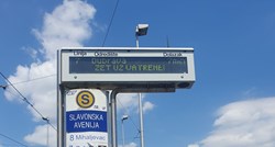 Na ZET-ovim ekranima u Zagrebu stoji: "ZET uz Vatrene"