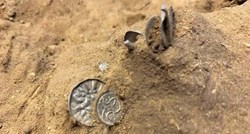 FOTO Djevojka u Danskoj s detektorom metala našla vikinške novčiće stare 1000 godina