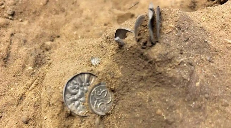 FOTO Djevojka u Danskoj detektorom metala našla 300 srebrnih novčića drevnih Vikinga