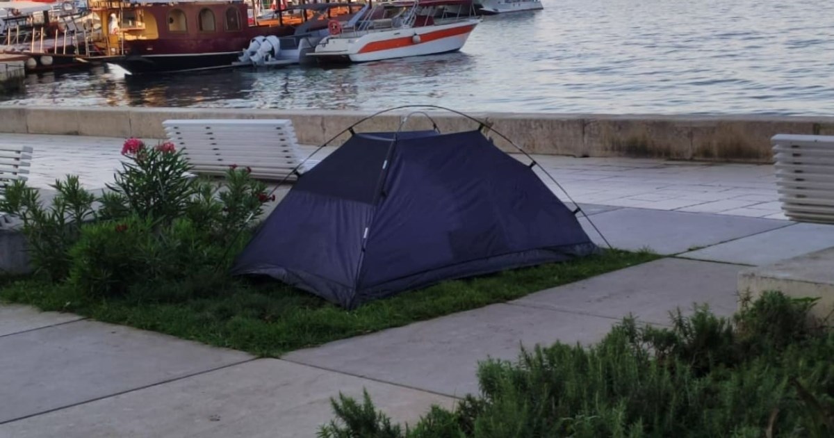 Netko je postavio šator na splitskoj rivi