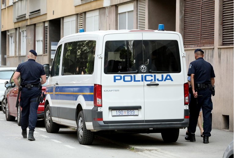 Prijetili čovjeku da će nauditi njegovoj obitelji, dao im Audi da prestanu