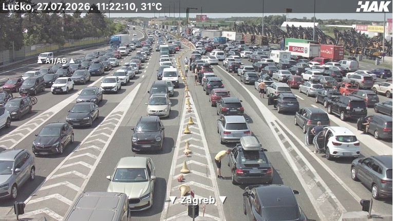 Promet potpuno stao nakon Lučkog, ljudi izlazili iz automobila