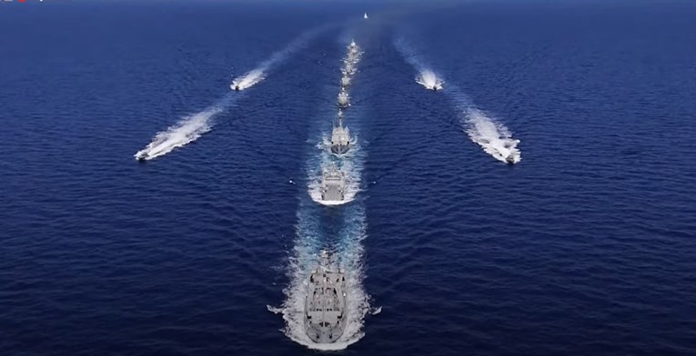 FOTO Pogledajte spektakularni mimoplov hrvatskih ratnih brodova u Bračkom kanalu