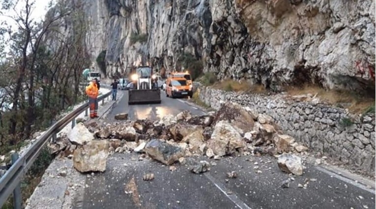 Zbog velikog odrona kod Omiša prometuje se jednim trakom