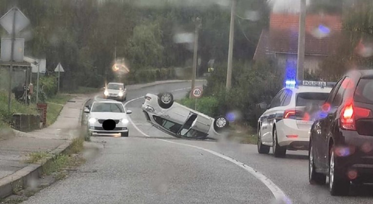 Djevojka (21) u Oroslavju vozila preblizu ruba ceste pa završila na krovu