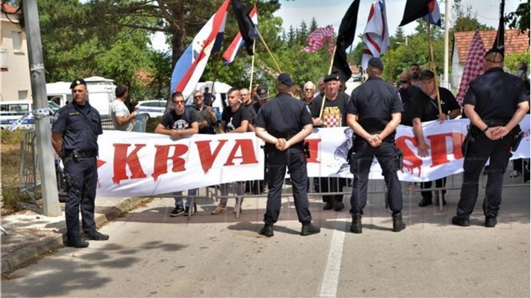 Mesić i Pupovac obilježili dan ustanka u Srbu, desničari prosvjedovali
