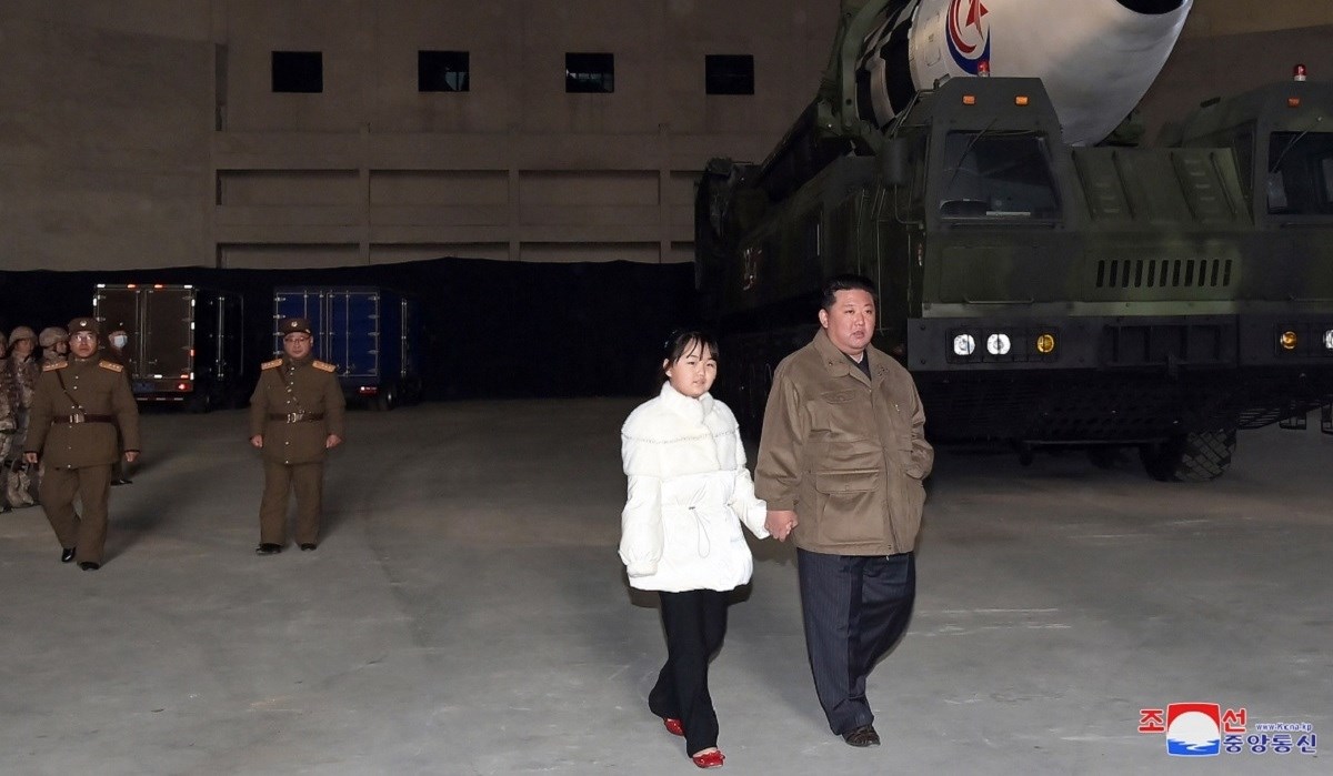 FOTO Kim Jong-un javnosti pokazao kćer. Zajedno gledali testiranje balističke rakete