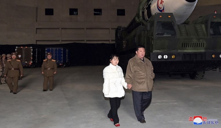 FOTO Kim Jong-un javnosti pokazao kćer. Zajedno gledali testiranje balističke rakete