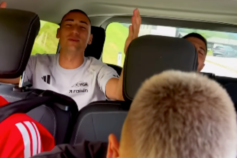 VIDEO Kombijem bundesligaša ori se Oliverova pjesma