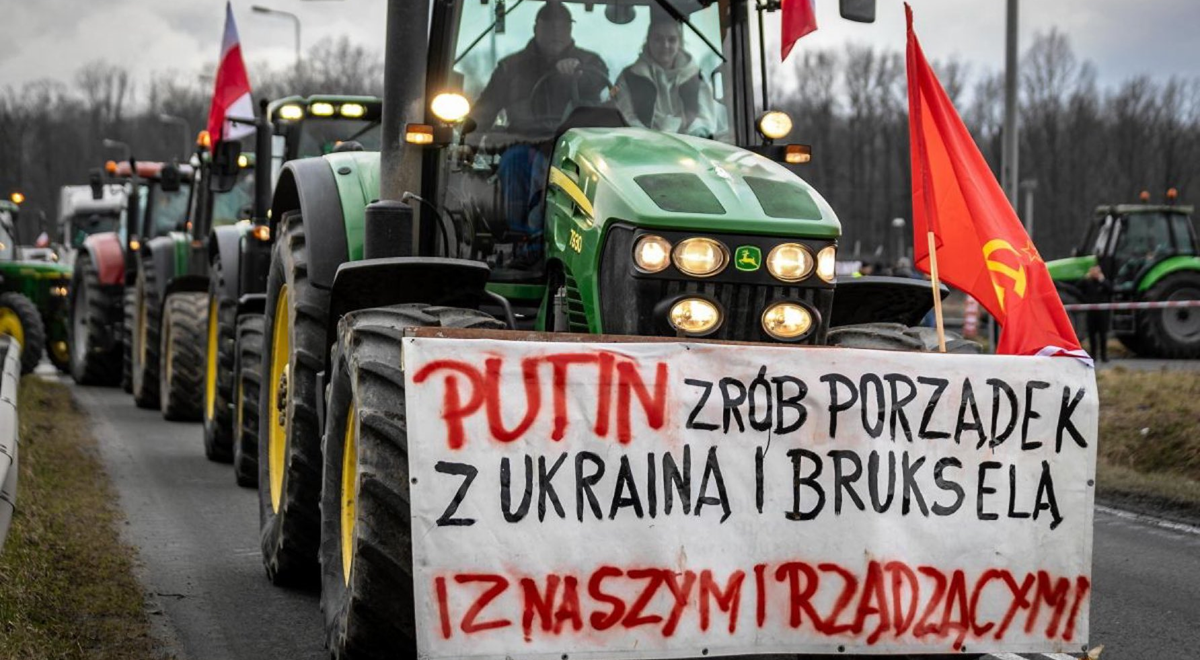 Prosvjed poljskih farmera. Sovjetska zastava i poruka: Putine, uvedi reda u Ukrajinu