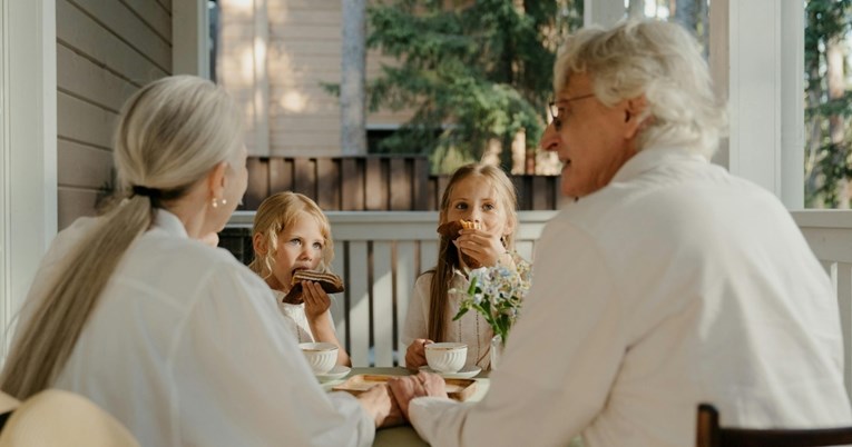 Pet bezvremenskih roditeljskih savjeta koje možemo naučiti od naših baka i djedova