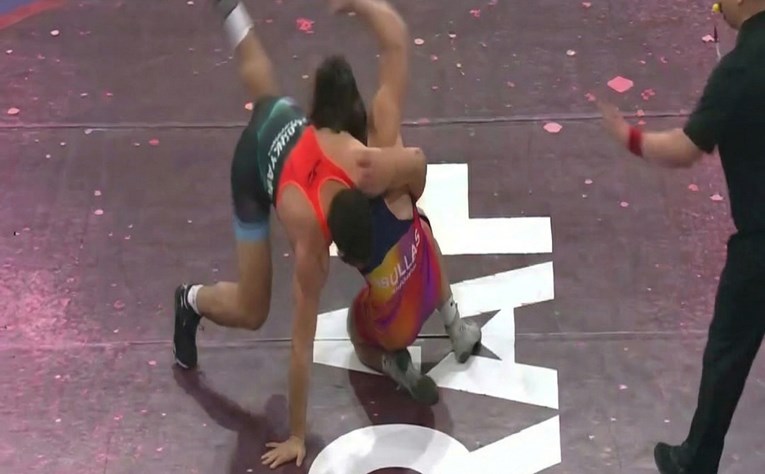 VIDEO Skandal na hrvačkom meču. UFC-ov superstar protivnika udario šakom u lice