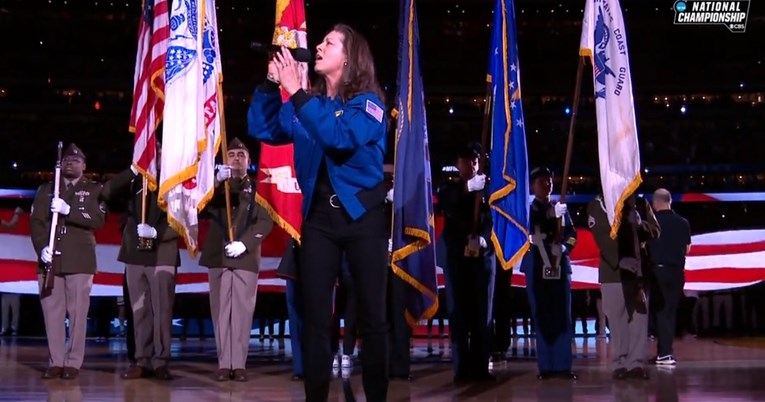 Astronautkinja pjevala američku himnu prije NCAA finala. Fanovi: Ovo je grozno!