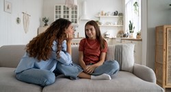 Kako razgovarati s tinejdžerima o vezama? Evo nekoliko korisnih savjeta za roditelje
