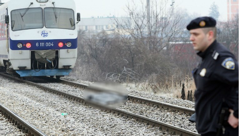 U naletu vlaka u Karlovcu poginuo 19-godišnjak