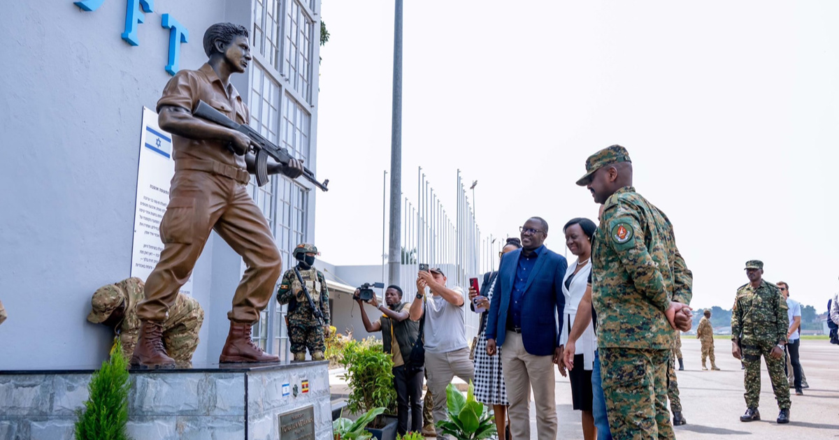 Uganda otkrila kip Netanyahuova brata s puškom u rukama