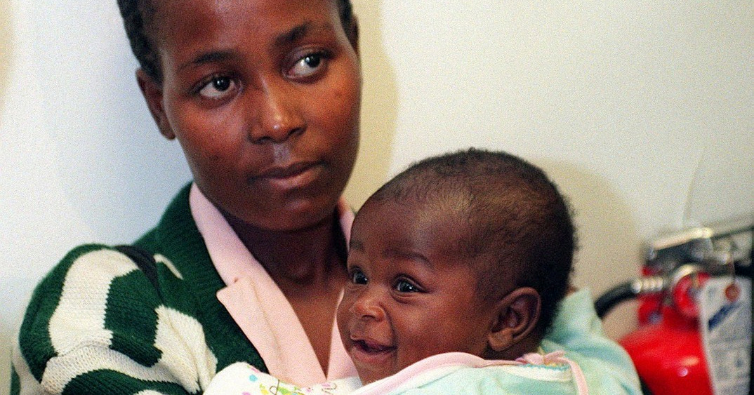 Umrla je "čudesna beba" iz Mozambika. Rođena je na stablu za vrijeme velike poplave