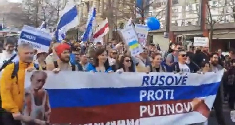 Rusi u Pragu prosvjedovali protiv rata u Ukrajini, imali slogan "Rusi protiv Putina”