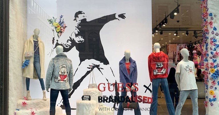 Banksy kaže da mu je Guess ukrao dizajn, pozvao fanove da im ukradu odjeću