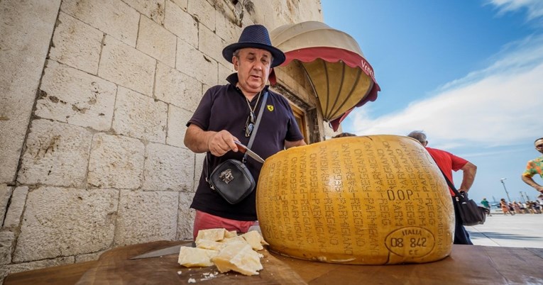 Kerum na prikupljanju potpisa počastio sugrađane sirom teškim 38 kilograma