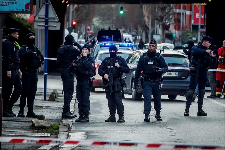 Pariški napadač s nožem bio duševni bolesnik, policija kod njega pronašla Kuran