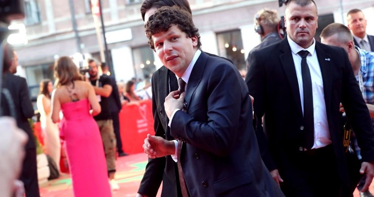 Jesse Eisenberg prozvao milijardere: Ako ste tako moćni, zašto ne pomažete ljudima?