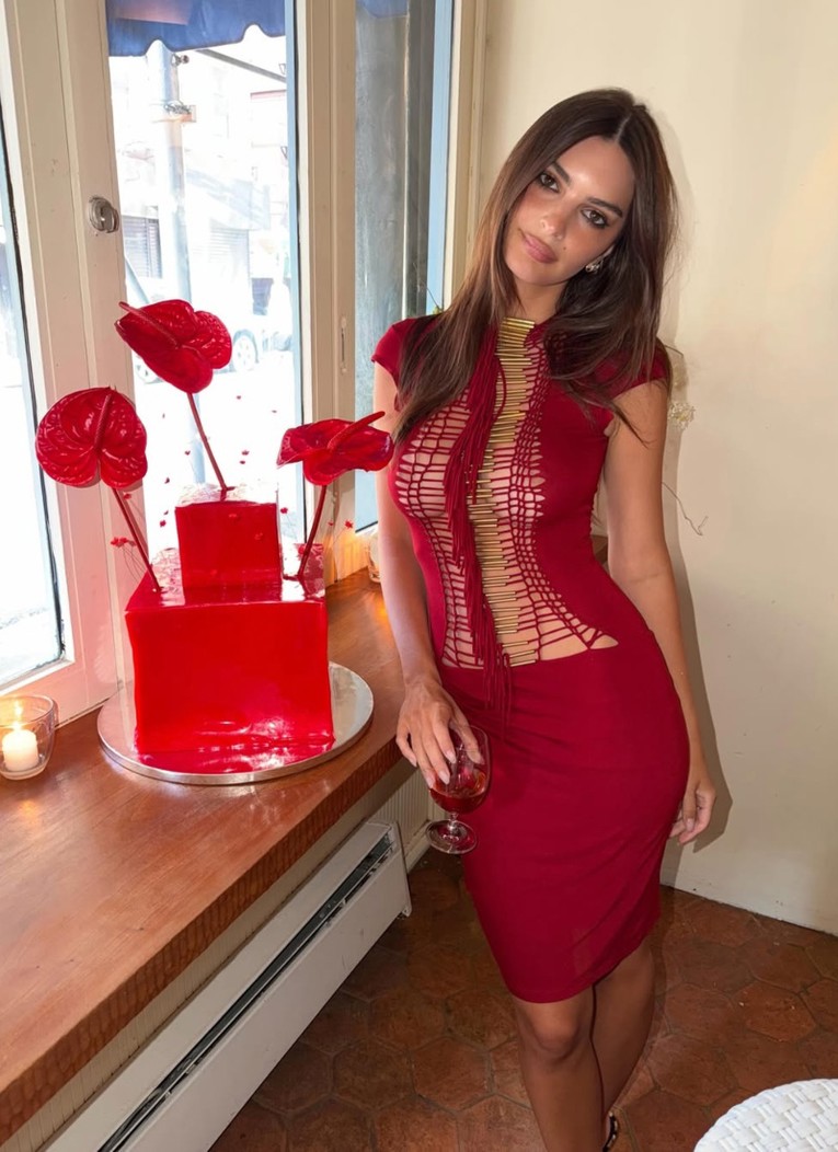 Rođendanska haljina Emily Ratajkowski nije za one koji igraju na sigurno