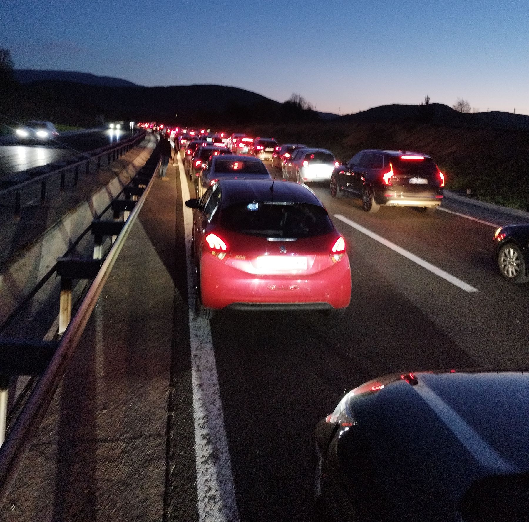 Kolona pred tunelom Brinje duga 2 km, gužve na dijelovima autocesta