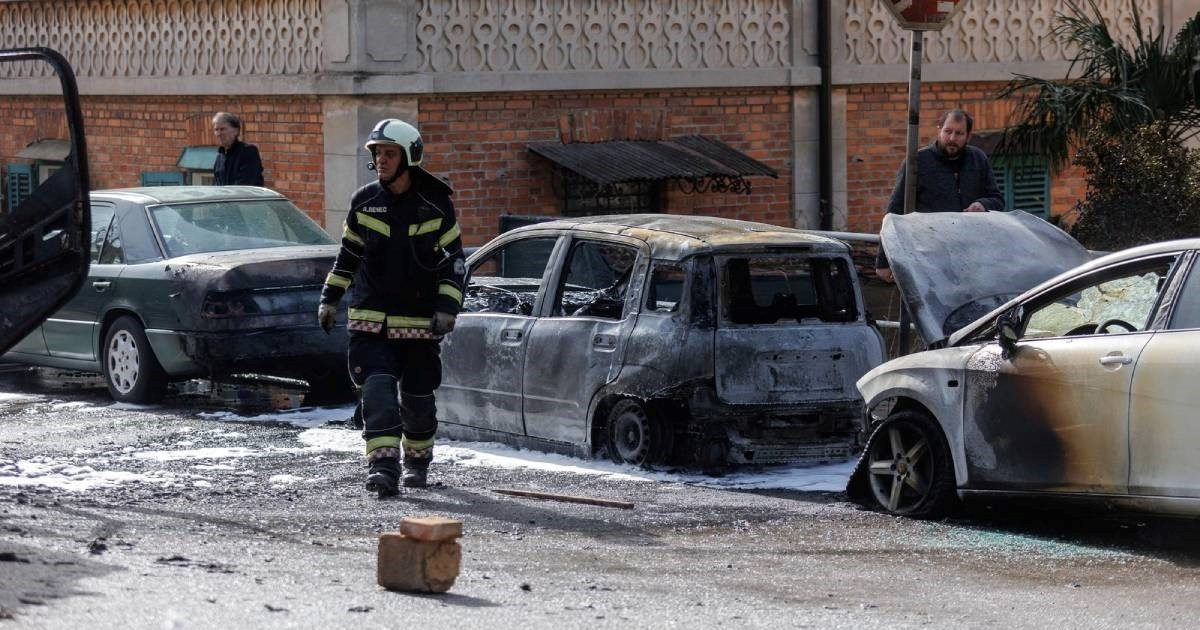 U Rijeci planuo kamion Čistoće, izgorjeli i parkirani auti