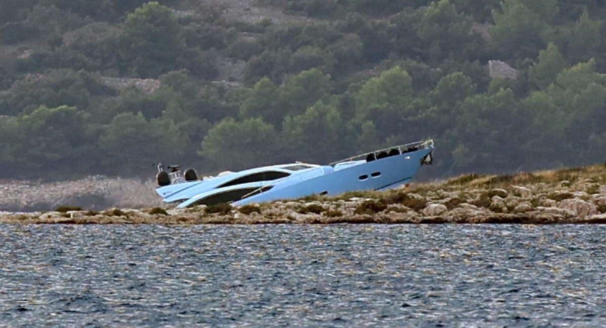 FOTO Jahta se nasukala na otočić kod Trogira