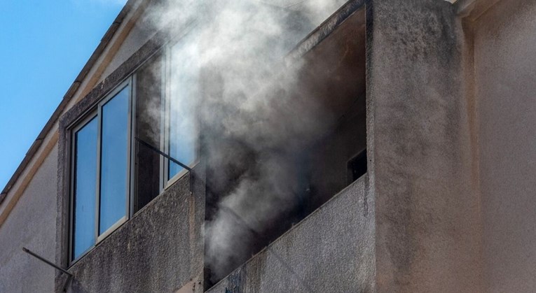 VIDEO Zapalio se stan na 4. katu u Puli, svi stanari evakuirani